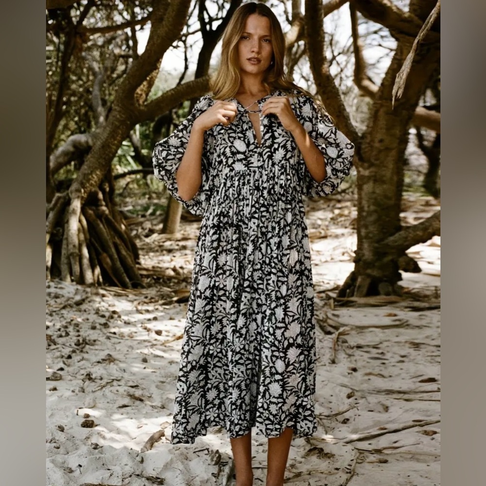 Chic Black and White Floral Midi Dress